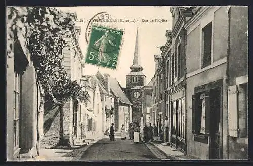 AK Savennières, Rue de l`Église avec vue sur le clocher et des passants