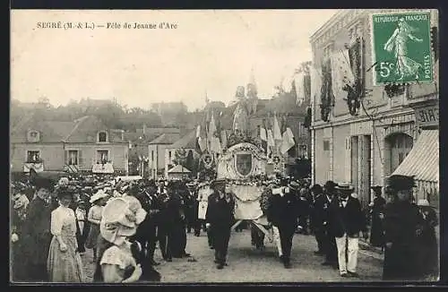 AK Segré, Fête de Jeanne d`Arc avec procession sur la rue principale