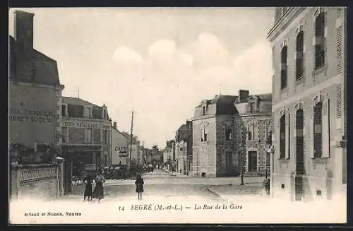 AK Segré, La Rue de la Gare animée avec passants et bâtiments historiques