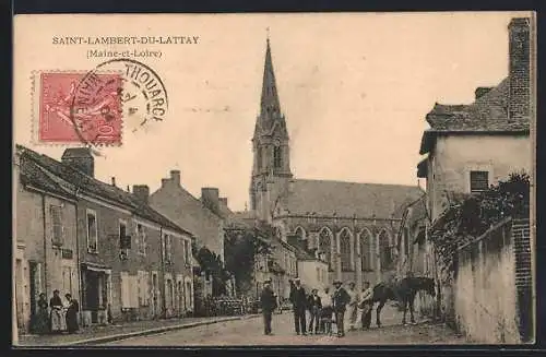 AK Saint-Lambert-du-Lattay, Rue principale avec église et habitants