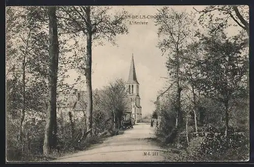 AK St-Jean-de-la-Croix, L`Arrivée et église en bord de route