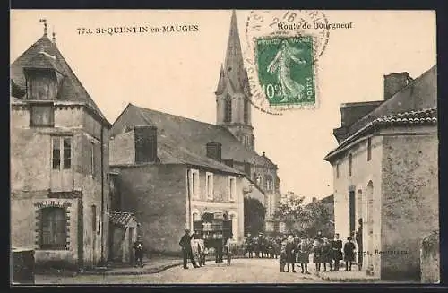 AK Saint-Quentin-en-Mauges, Rue de Bourgneuf avec église et villageois en scène animée