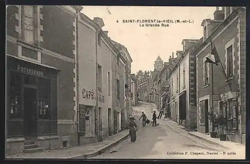 AK Saint-Florent-le-Vieil, La Grande Rue avec passants et commerces