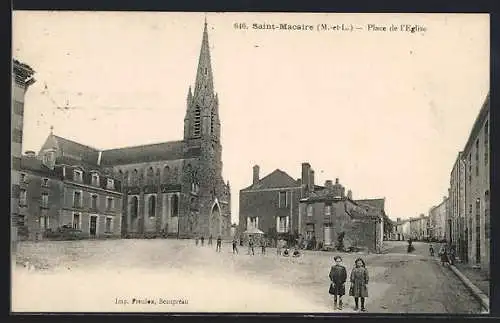 AK Saint-Macaire, Place de l`Église avec église néogothique et passants sur la place