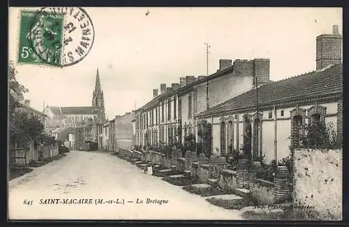 AK Saint-Macaire, Rue principale avec vue sur l`église en arrière-plan