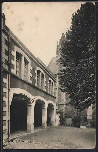 AK Angers, Vue de l`entrée d`un bâtiment historique avec arches et arbres