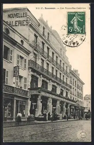 AK Saumur, Les Nouvelles Galeries et la rue animée