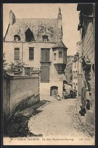 AK Saumur, La Rue Duplessis-Mornay dans le vieux quartier