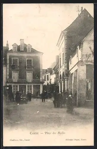 AK Candé, Place des Halles animée avec passants et bâtiments anciens