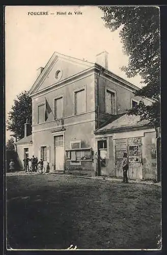 AK Fougère, Hôtel de Ville avec des passants et vélos devant l`entrée