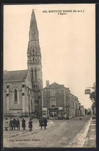 AK Martigné-Briand, L`église et la rue animée avec des enfants