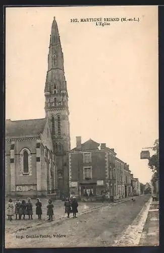 AK Martigné-Briand, L`Église et rue animée avec enfants