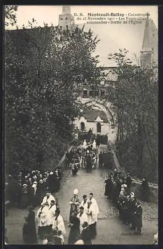 AK Montreuil-Bellay, Catastrophe du 23 Novembre 1911, Les Funérailles solennelles, Sortie de l`Église