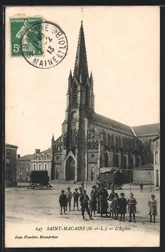 AK Saint-Macaire, L`église et enfants sur la place du village