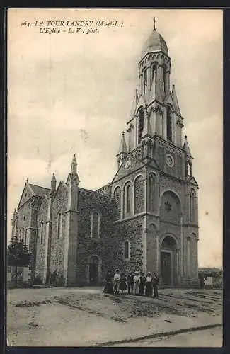 AK La Tour Landry, L`Église et groupe de villageois devant l`entrée