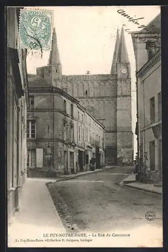 AK Le Puy-Notre-Dame, La Rue du Commerce et l`église en arrière-plan