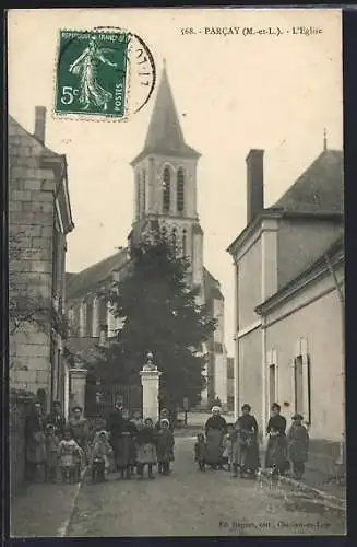 AK Parcay, L`Église avec des enfants et villageois devant l`entrée