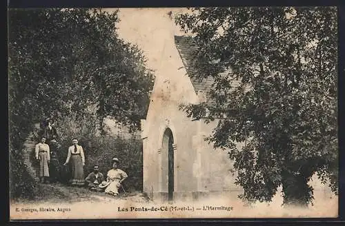 AK Les Ponts-de-Cé, L`Hermitage avec un groupe de personnes devant la chapelle