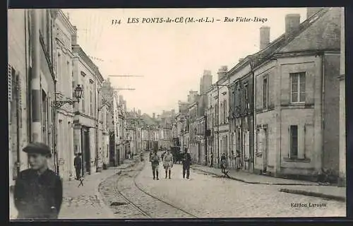 AK Les Ponts-de-Cé, Rue Victor-Hugo animée avec piétons et tramway