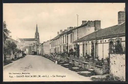 AK Saint-Macaire, Vue de la rue principale et de l`église en arrière-plan