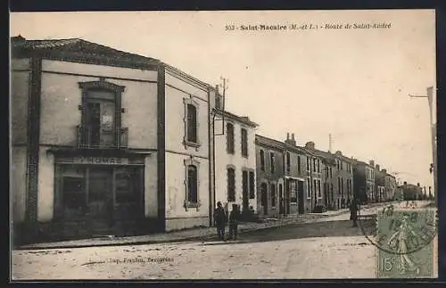 AK Saint-Macaire, Route de Saint-André avec bâtiments et passants