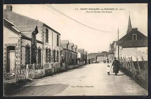 AK Saint-Macaire-en-Mauges, Rue de l`Usine Électrique avec passants et bâtiments historiques