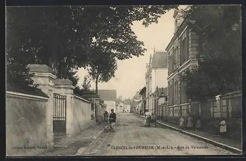 AK Vernoil-le-Fourrier, Rue de Verrance avec passants et bâtiments historiques