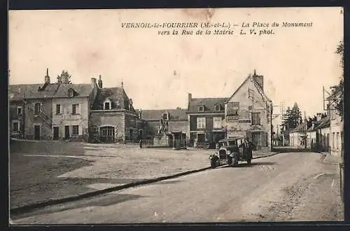 AK Vernoil-le-Fourrier, La Place du Monument vers la Rue de la Mairie