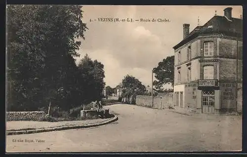 AK Vezins, Route de Cholet avec bâtiment et arbres en bordure de route