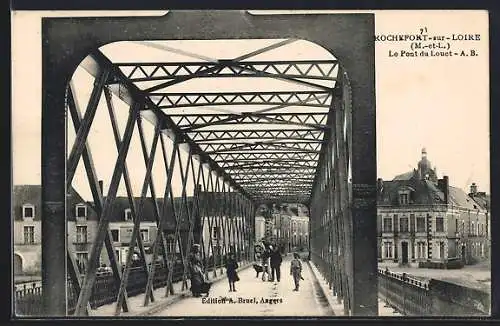 AK Rochefort-sur-Loire, Le Pont du Louet avec passants et bâtiments adjacents