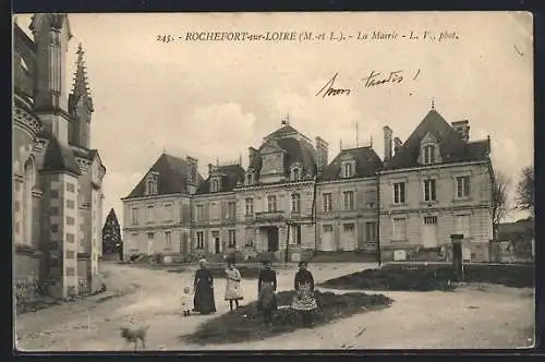 AK Rochefort-sur-Loire, La Mairie et passants devant le bâtiment