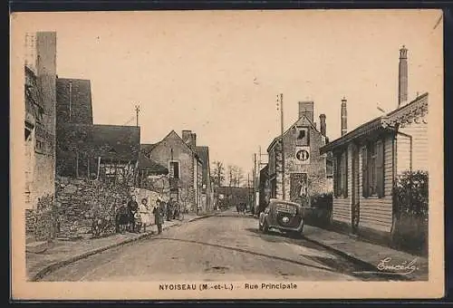 AK Nyoiseau, Rue Principale avec voitures et passants