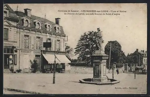 AK Les Rosiers-sur-Loire, Place et Statue de Jeanne de Laval