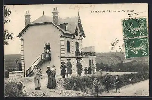 AK Rablay, Les Pervenches avec des habitants devant une maison