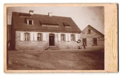 Fotografie Anton Stankenritz, Erlangen, unbekannter Ort, Blick auf ein Wohnhaus mit Bewohnern