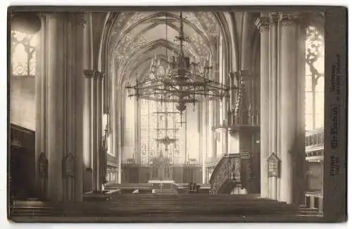 Fotografie Chr. Pundsack, Norderney, unbekannter Ort, Innenansicht einer Kirche mit Blick zum Altar, Kronleuchter