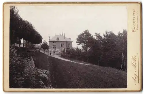 Fotografie Aug. Müller, Bayreuth, unbekannter Ort, einzelstehendes Wohnhaus mit verspielter Dachkonstruktion