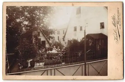 Fotografie Karl Müller, Memmingen, unbekannter Ort, Familie beim Kaffeeklatsch im Garten