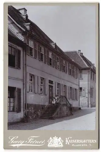 Fotografie Georg Fernes, Kaiserslautern, unbekannter Ort, Strassenpartie mit Wohnhaus im Ort