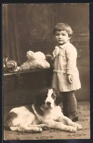 Foto-AK Kleines Kind mit jungem Jagdhund in einem Zimmer