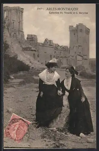 AK Arles-Montmajor, Frauen in Tracht vor der Stadt