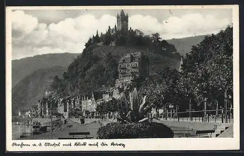 AK Kochem a. d. Mosel, Flusspromenade mit Blick zur Burg