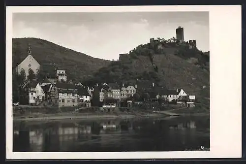 AK Beilstein an der Mosel, Häuser am Moselufer mit Blick hinauf zur Burg