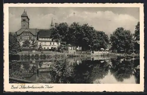 AK Bad Klosterlausnitz, Blick übers Wasser zum Gasthaus Drei Schwäne