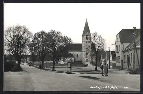 AK Neudörfl a. d. L., Strassenpartie mit Kirche