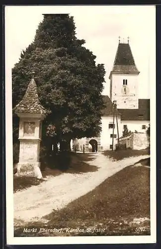 AK Eberndorf /Kärnten, Strassenpartie mit Stiftstor