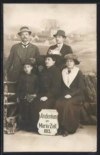 AK Maria-Zell, Familienfoto, Im Hintergrund Kirche