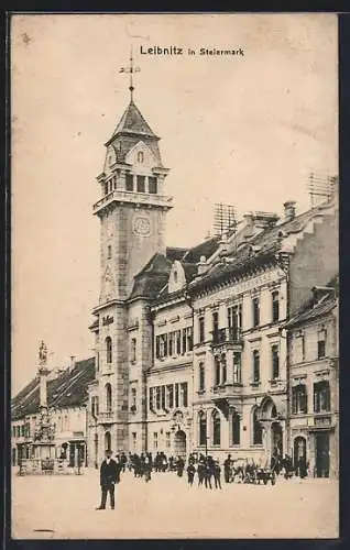 AK Leibnitz in Steiermark, Strassenpartie mit Rathaus und Denkmal