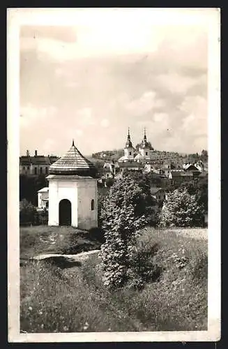 AK Senftenberg, Ortsansicht mit kleiner Kapelle