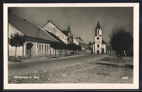 AK Mezimostí n. Nez., Blick zur Kirche